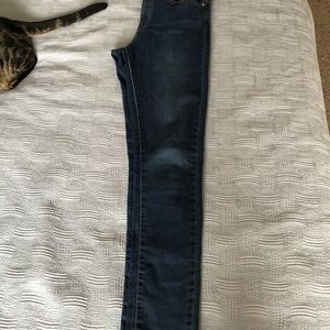 Levi Strauss Size 28, med wash skinny blue jeans